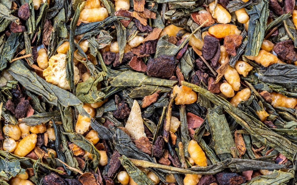 Feuilles de thé vert Genmaicha originaire du Japon avec des grains de riz grillés - texture vu du dessus en haute définition - macro photographie