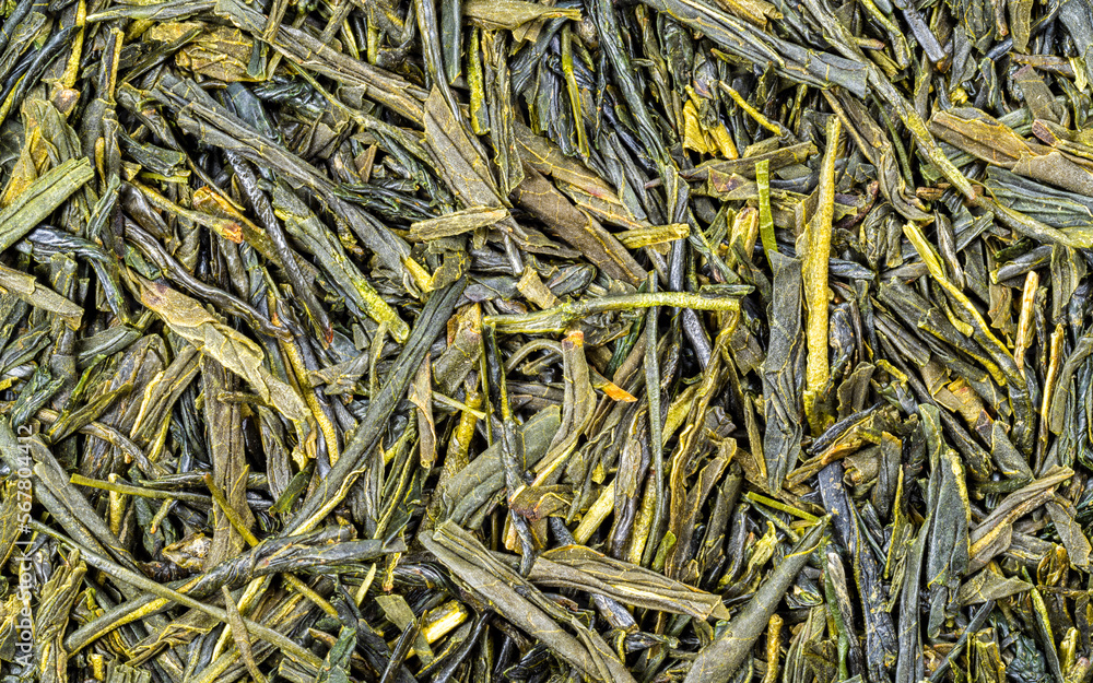 Feuilles séchées de thé vert Sencha originaire du Japon - texture vu du dessus en haute définition - macro photographie