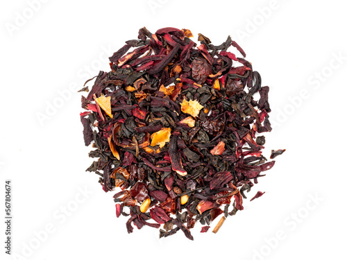 Tas de feuilles de thé noir avec des morceaux de fruits rouges séchés - texture vu du dessus en haute définition - macro photographie
