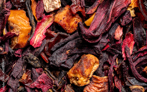 Feuilles de thé noir avec des morceaux de fruits rouges séchés - texture vu du dessus en haute définition - macro photographie photo