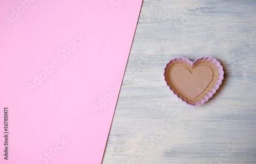 Corazón aislado en fondo de madera blanca y rosa con copyspace photo