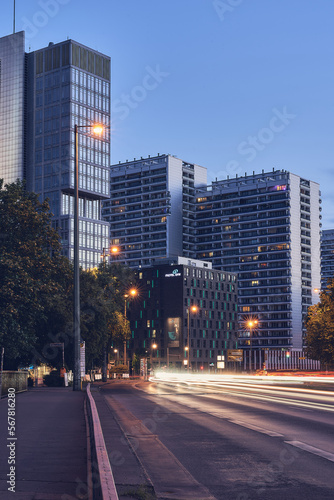 Gebäude in Berlin Mitte zur blauen Stunde mit Lichtspuren auf der Straße und Beleuchtung 