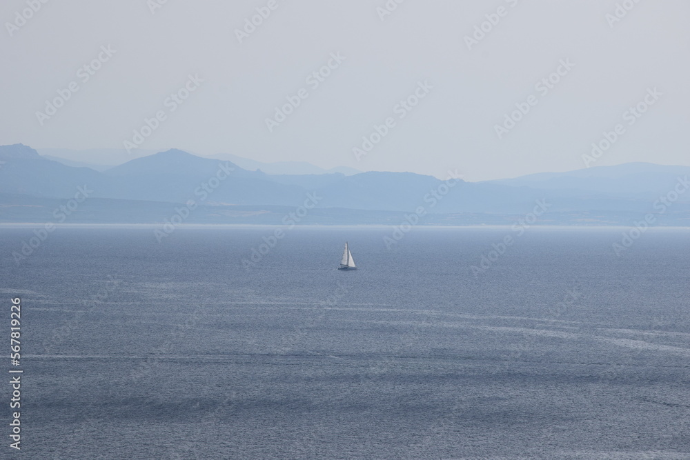 Segelboot vor grauem Mittelmeer (Sardinien)