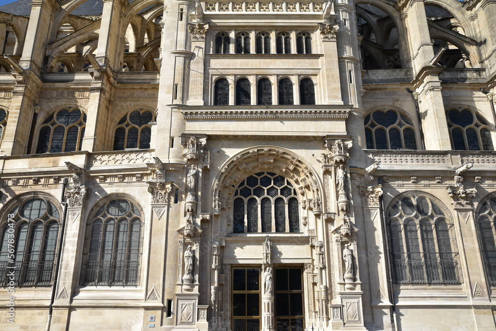 Façade gothique de l'église Saint-Eustache à Paris. France