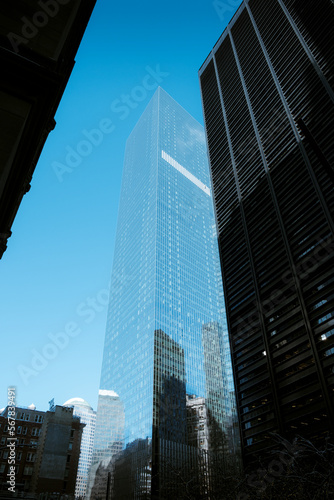 Grattacieli business lavoro specchiati nel cielo blu di New York