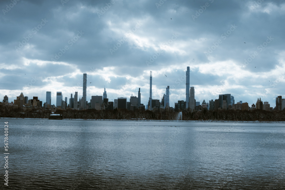 Vista della città di NY dal lago di Central Park