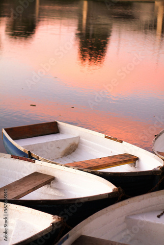 Barcas pequeñas en un lago con una puesta de sol.