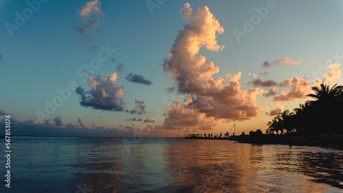Fotografia de paisaje de una puesta de sol en el mar caribe de Mahahual
