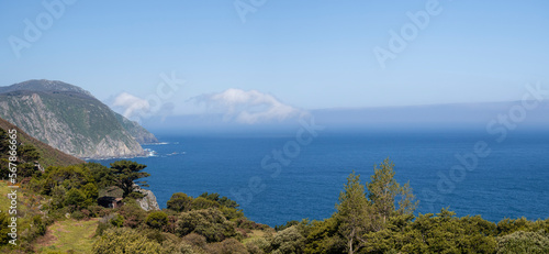 Fototapeta Naklejka Na Ścianę i Meble -  Vista panorámica del acantilado verde mirando al mar azul desde el pueblo de Santo André de Teixido, en Galicia España, verano de 2021