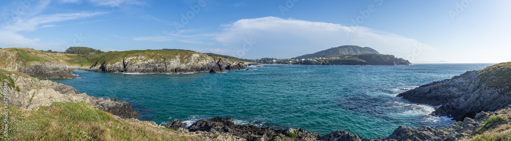 Vistas panorámica de la playa da Cristina en La Coruña, con aguas azules transparentes vistas de la costa, en el verano de 2021