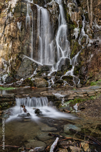 der Königshüttener Wasserfall im Winter, teils mit Eis
