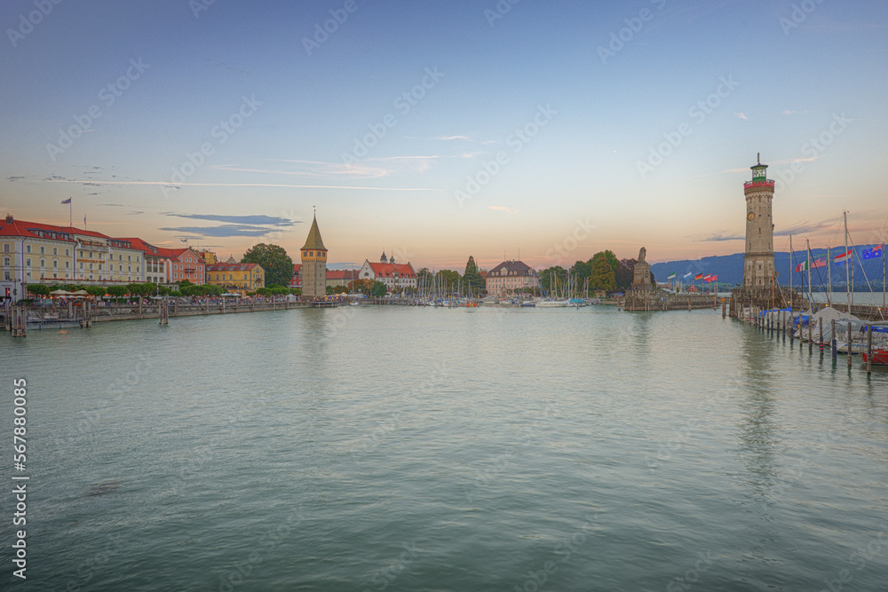 der kleine Hafen in Lindau am Bodensee zur sommerlichen Abendstunde