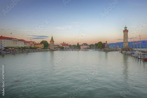 der kleine Hafen in Lindau am Bodensee zur sommerlichen Abendstunde