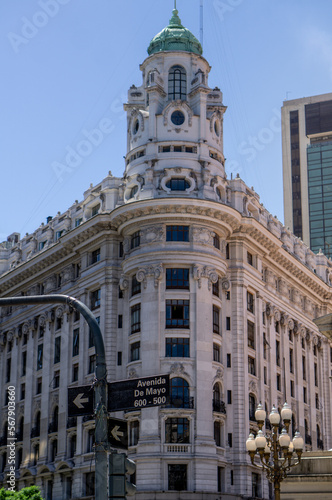 Edificio antiguo en Avenida Presidente Roque Saenz Peña y avenida San Martin, buenos aires, argentina 