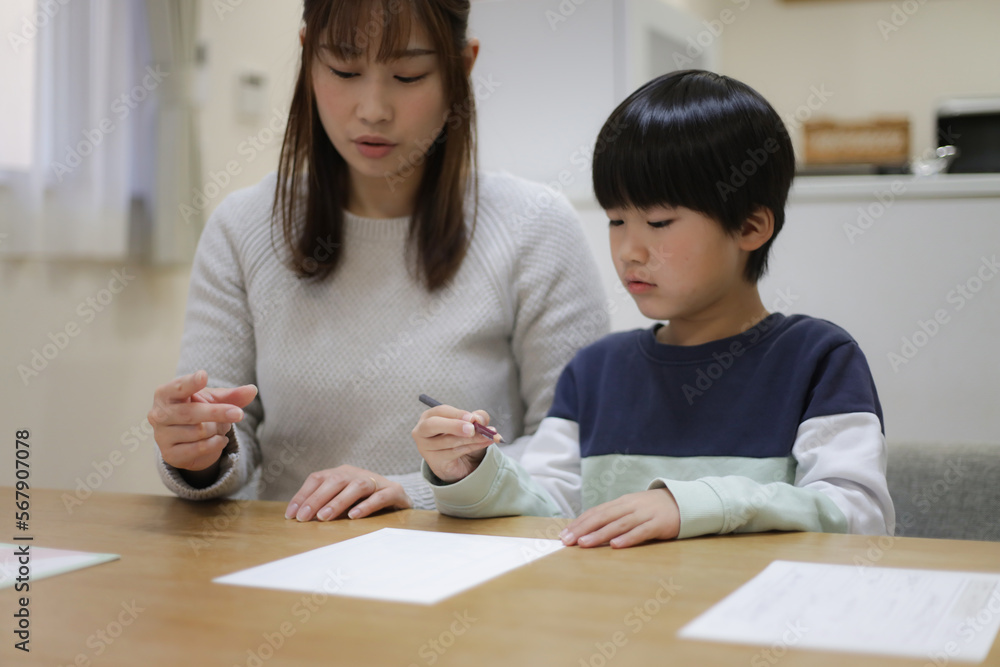 鉛筆の持ち方の練習をする親子 鉛筆の持ち方の練習をする親子