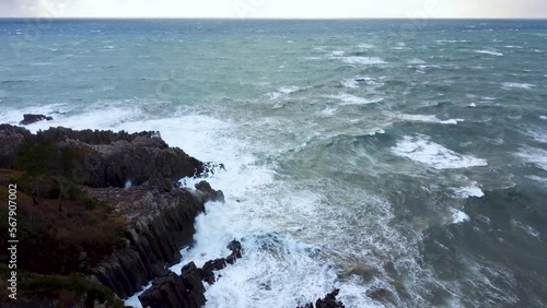 福井県　冬の東尋坊の荒波　空撮
Rough seas of Tojinbo in winter, Fukui Prefecture, aerial view.