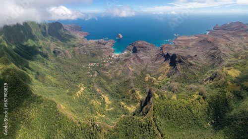 photo aérienne de la cote sud de l'ile de UA HUKA dans l'archipel des marquises en polynésie francaise 
