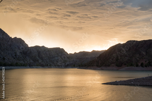 montaña lago en atardecer