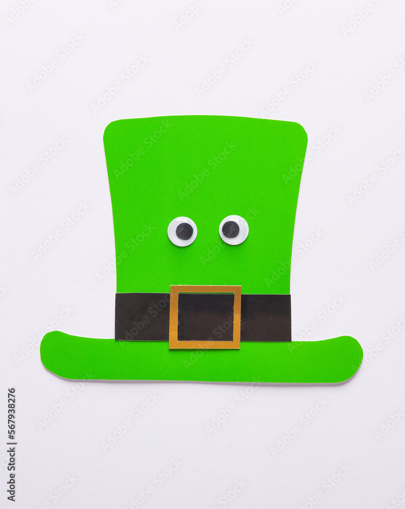Obraz premium Saint patrick's day celebration. Paper-cut leprechaun hat with eyes on white background. Theme party