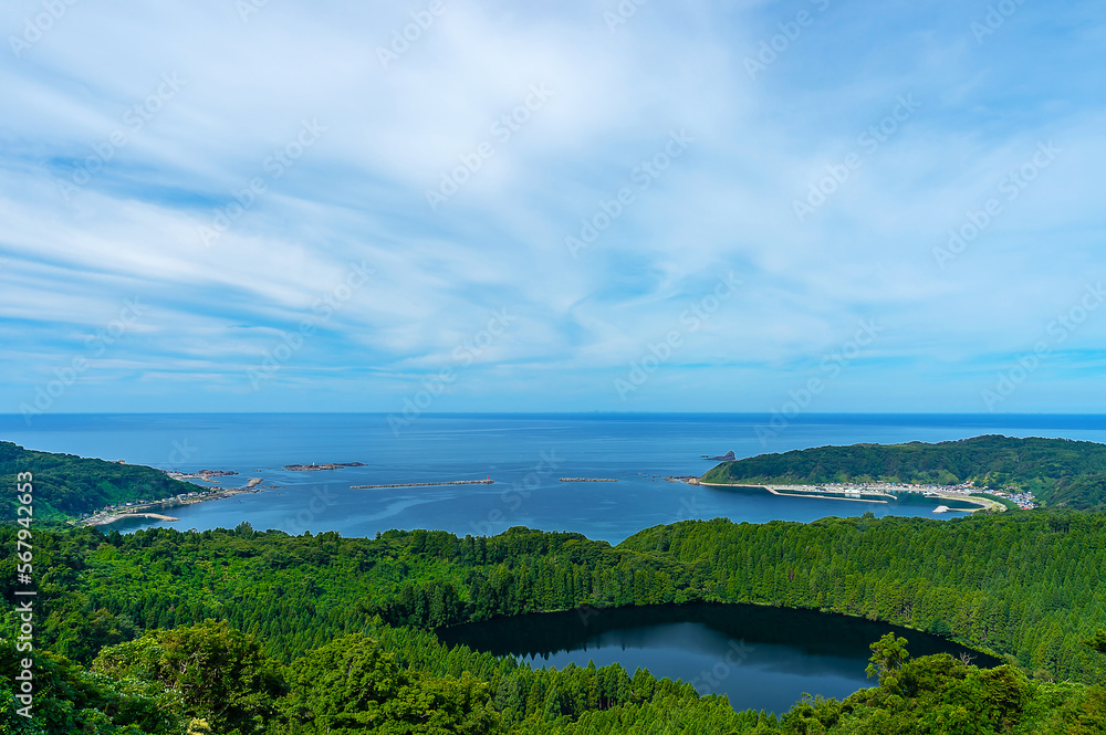 【秋田県男鹿半島】八望台から眺める日本海の絶景。戸賀湾は海水浴場としても有名 【秋田県男鹿半島】八望台から眺める日本海の絶景。戸賀湾は海水浴場としても有名
