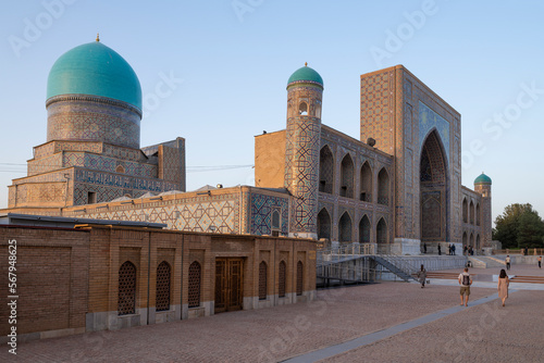 Tableau sur toile At the ancient Tilla-Kari madrasah on a September evening