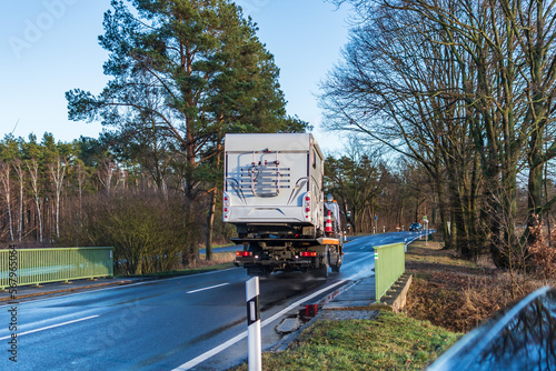 Ein kaputter Wohnwagen wird mit einem Abschleppfahrzeug abgeschleppt photo