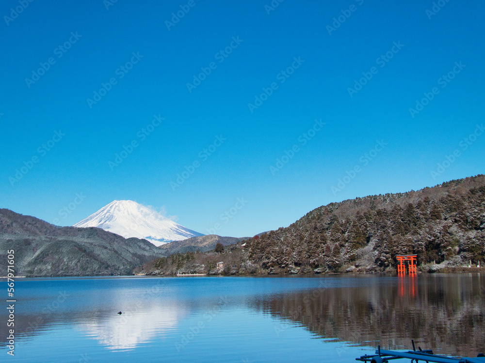 冬の箱根神社と芦ノ湖と富士山