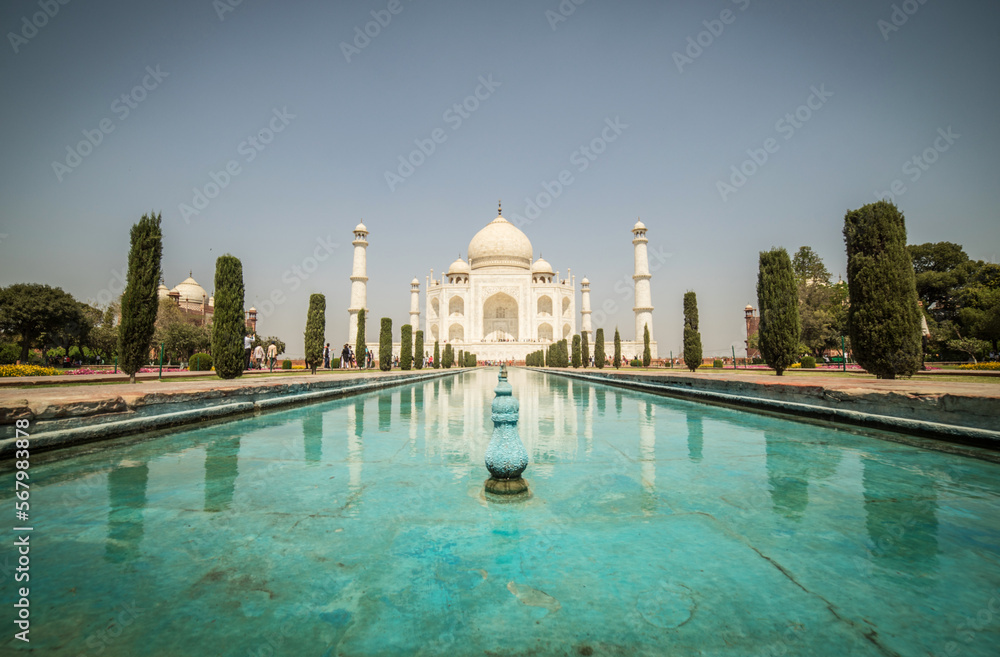 Naklejka premium taj mahal view with reflection in water