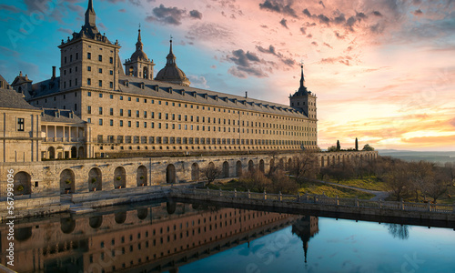 Reflejo sobre el agua de un estanque del majestuoso real monasterio de San Lorenzo de El Escorial del siglo XVI, España