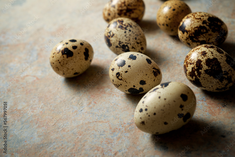 Obraz premium Quail eggs on a stone table.
