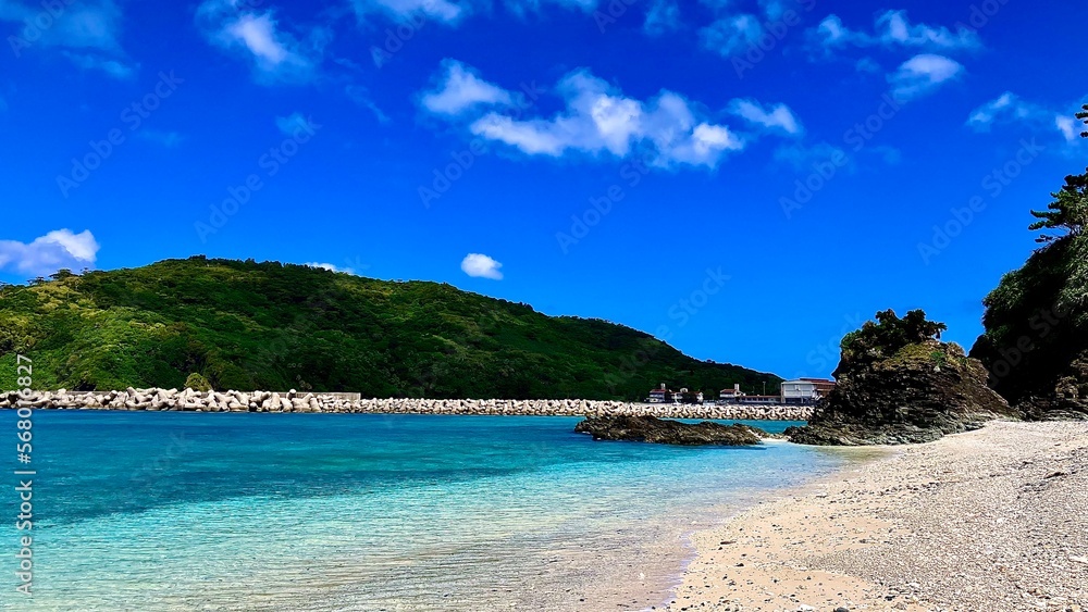 沖縄県慶良間諸島外地島のビーチから見た慶留間島と青い海