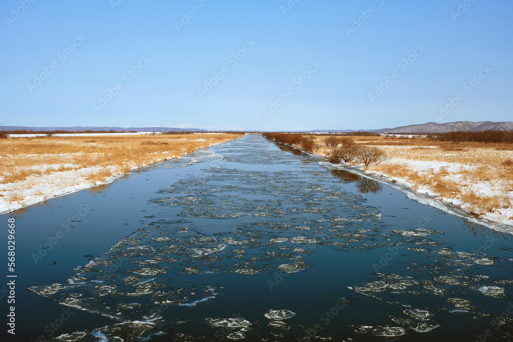 極寒の直線な川と快晴の空 北海道釧路市新釧路川