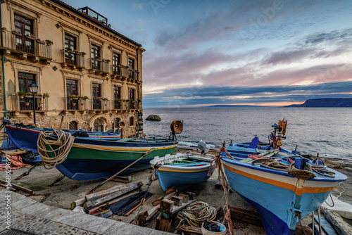Foto The picturesque fishing hamlet of Chianalea at first morning lights, province of