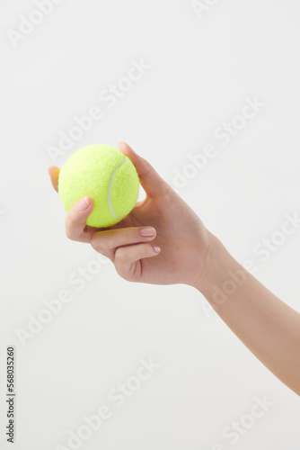 테니스 공을 들고 있는 여자의 손