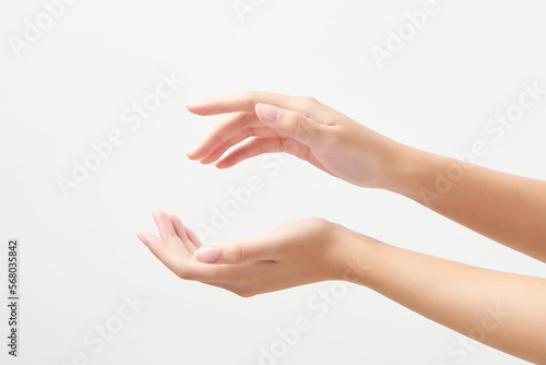 두손을 모아 가운데 공간을 연출한 여성의 손, 합성이미지 사람 손 소스 photo