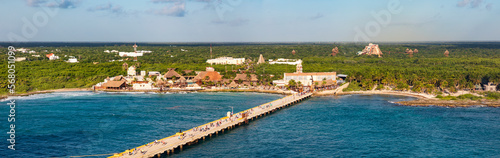 Hafen Costa Maya auf der karibischen Insel Yucatan in Mexiko. Panorama-Ansicht auf die Pier und den Ort Mahahual, ein blauer Himmel im Hintergrund, Kreuzfahrt.
