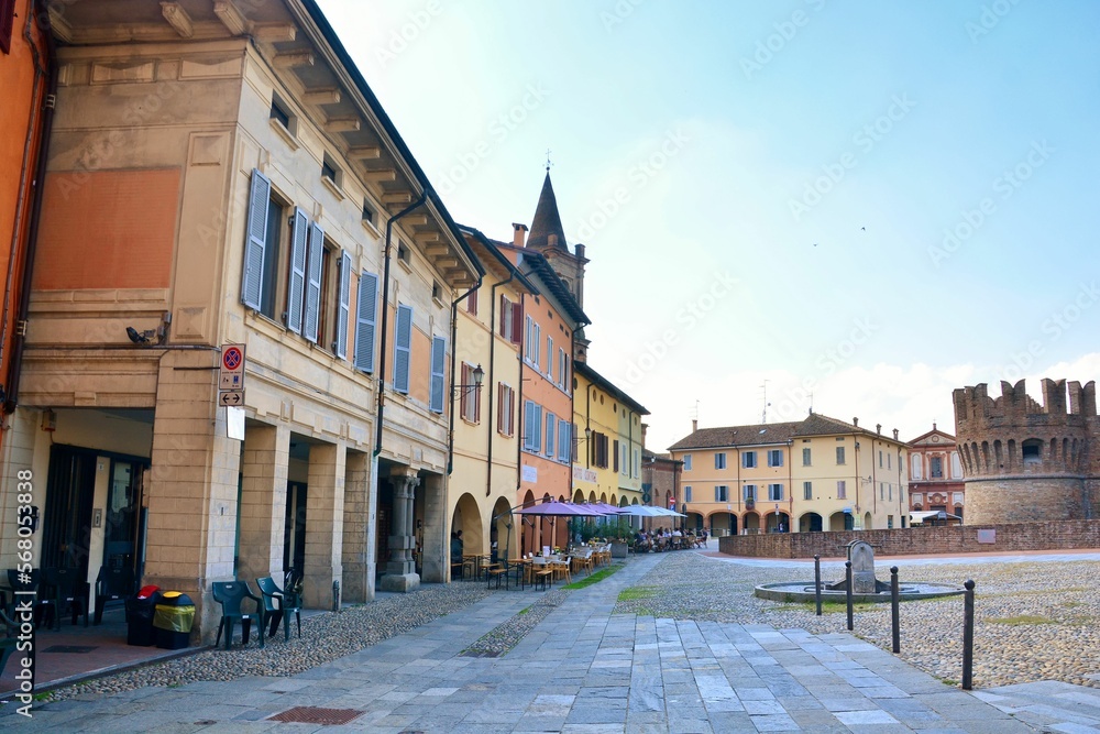 Fontanellato, Parma, Emilia-Romagna, Italia - Via Jacopo Sanvitale. Una veduta del borgo di Fontanellato con le sue colorate casette, sorto intorno all'imponente e fiabesca Rocca Sanvitale.