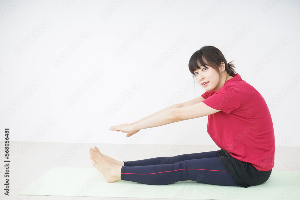 ストレッチをする若い女性 ストレッチをする若い女性