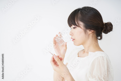 Cuadro en lienzo 内服薬を服用する若い女性