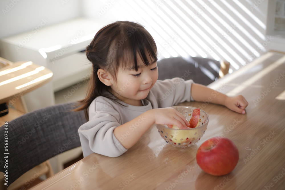 リンゴを食べる女の子 リンゴを食べる女の子
