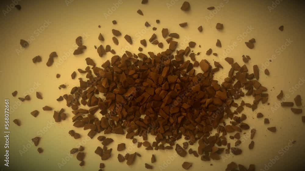 Vidéo Stock Coffee granules are pouring out. Dissolve the coffee in the