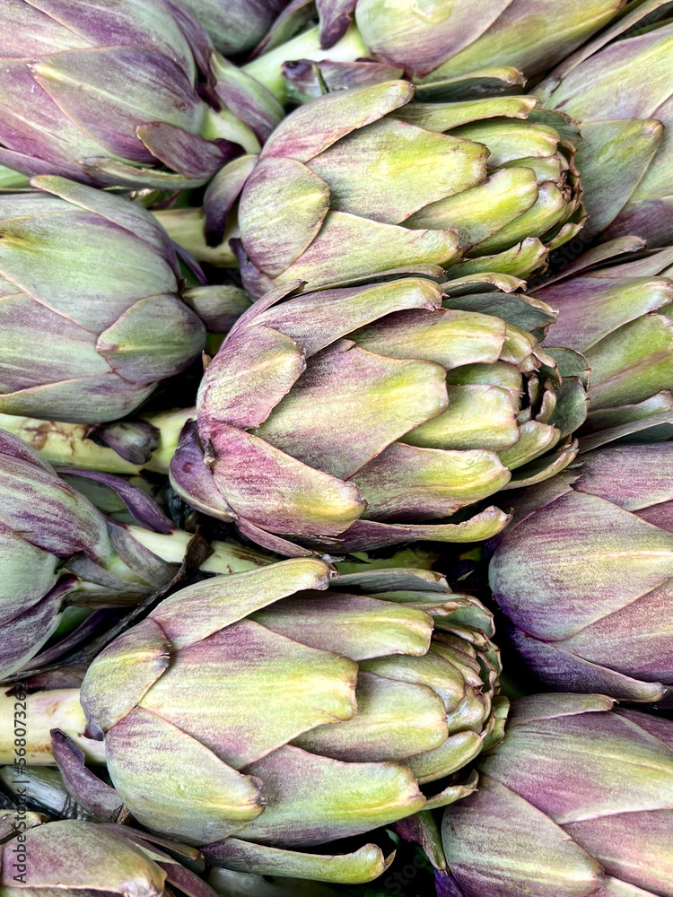 Obraz premium raw artichokes as a background