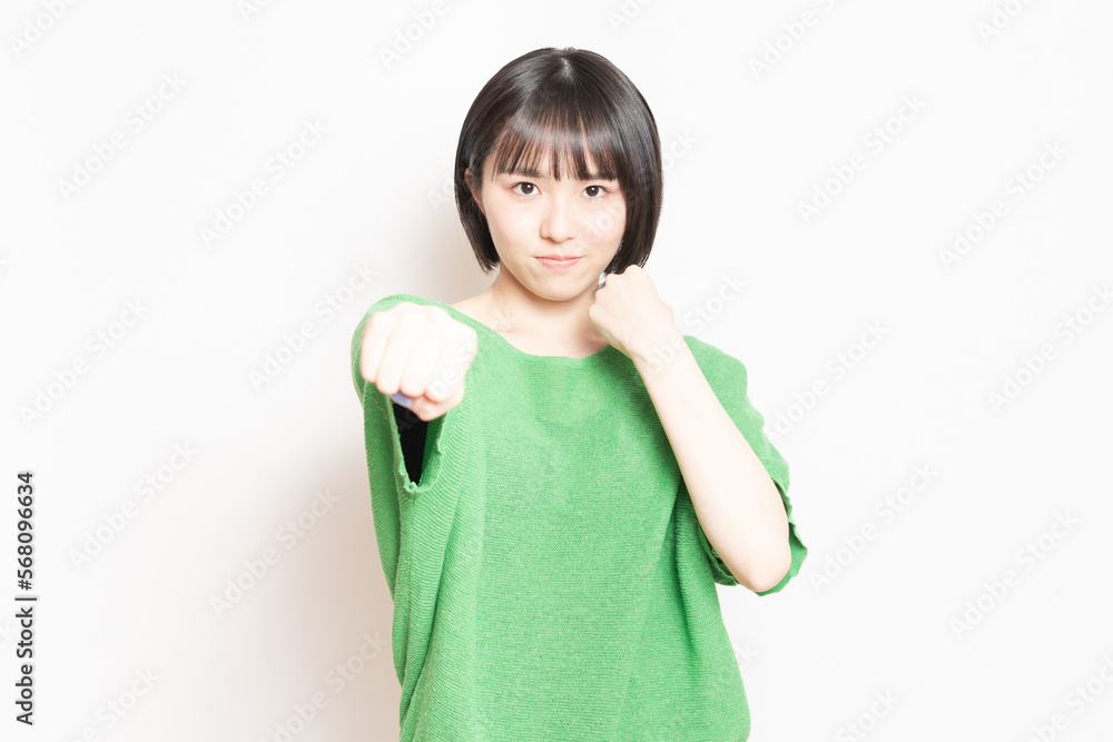 ボクシングのジェスチャーをする若い女性 ボクシングのジェスチャーをする若い女性