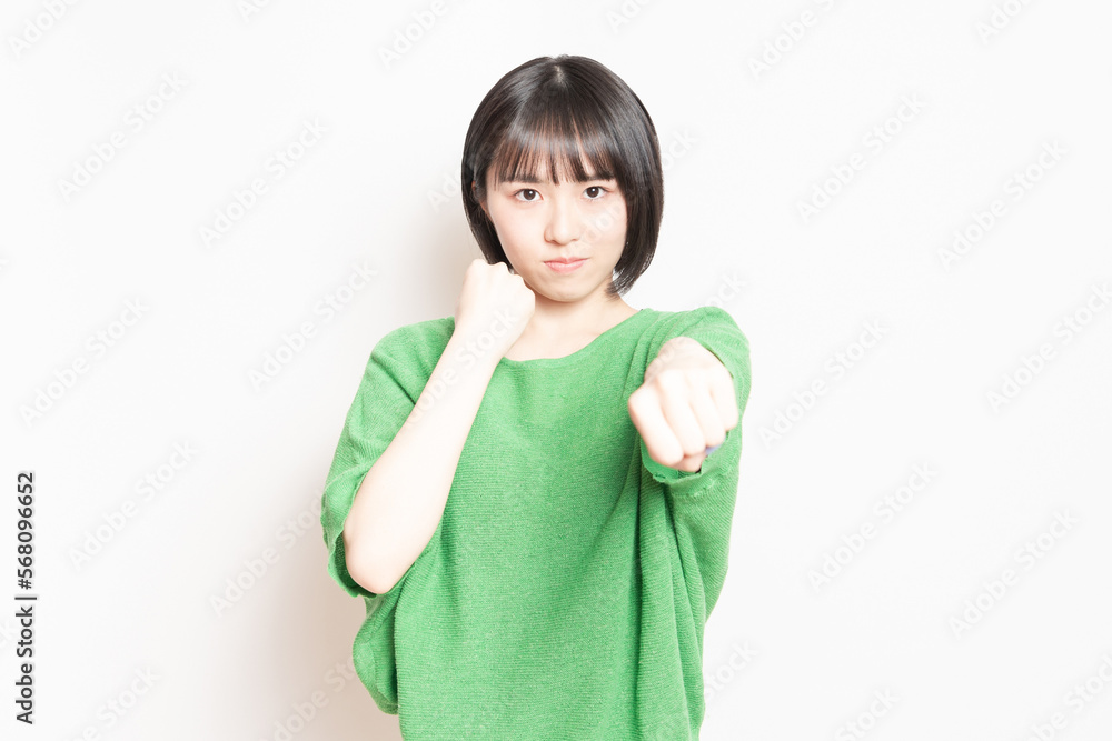 ボクシングのジェスチャーをする若い女性 ボクシングのジェスチャーをする若い女性