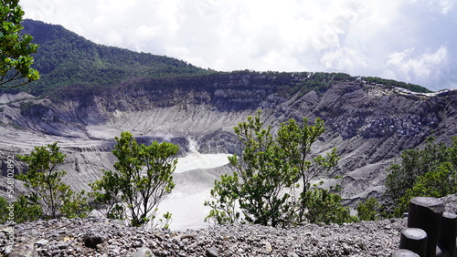 タンクバン・パラブ火山は、インドネシアのバンドンに位置する活火山です。その壮大な景観と独特の地形は、観光客を魅了し、バンドンの旅行先の1つとして人気があります。 photo