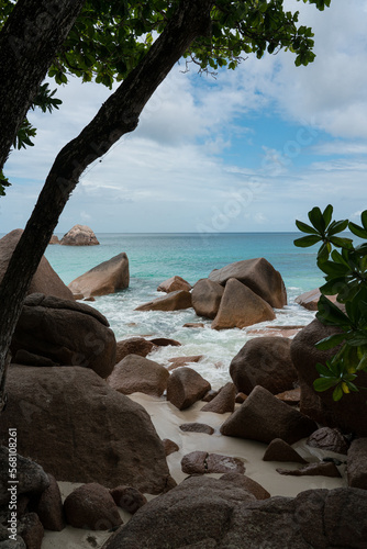Fascinating boulders on the beach of the Seychelles. © Ralph