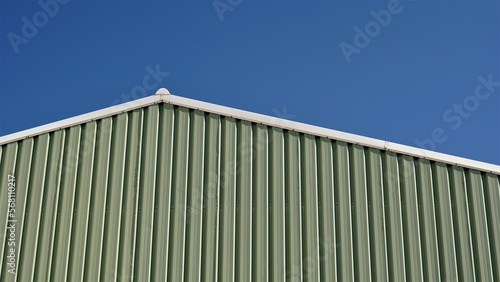 Billede på lærred roof of industrial warehouse building against the sky