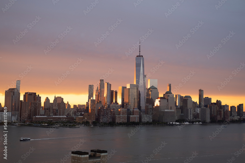 Fototapeta premium city skyline at sunset