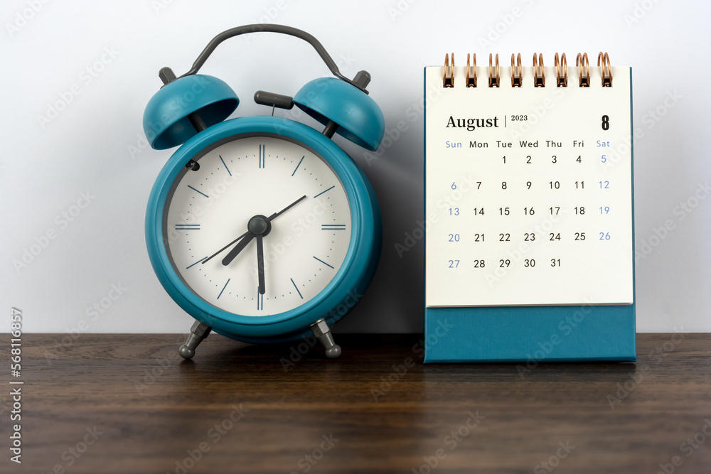 August 2023 desk calendar with alarm clock - obrazy, fototapety, plakaty 
