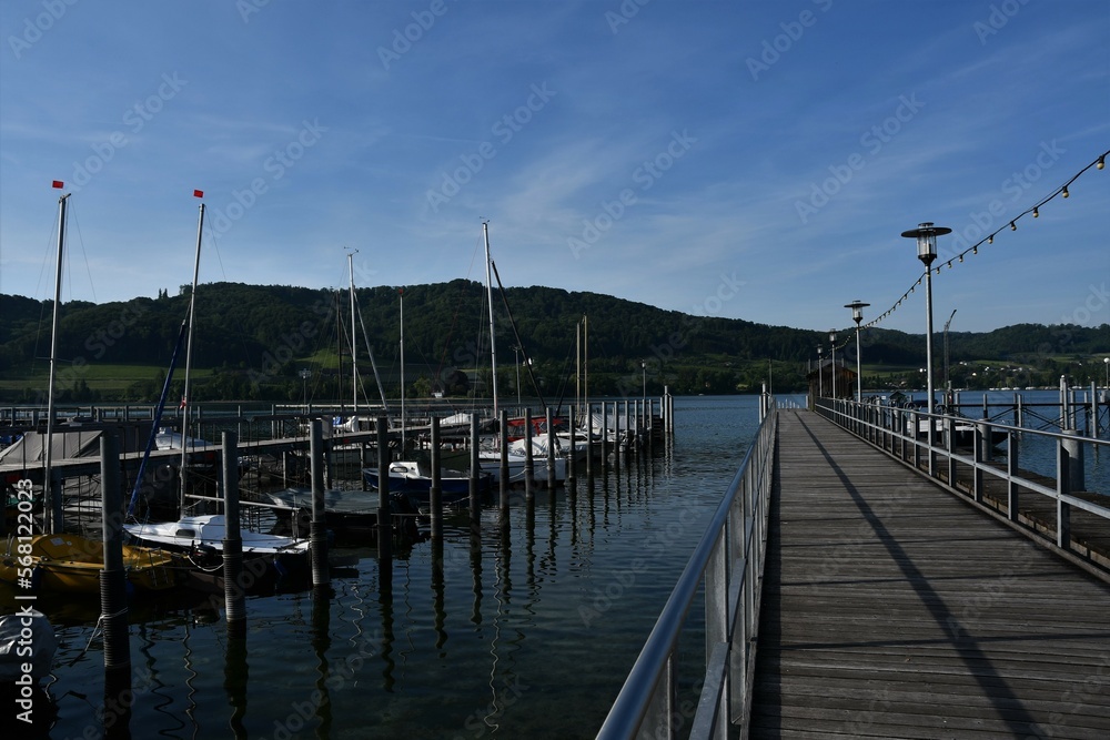 Seesteg und Segelboote am Anleger in Wangen / Bodensee